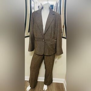 Larry Levine women Tan Suit Set